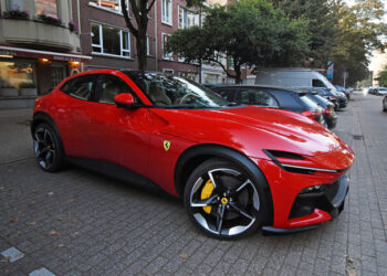 Polícia apreende Ferrari avaliada em R$ 7 milhões de reais em operação que prendeu Deolane