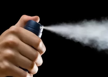 Menino de 12 anos sofre parada cardíaca após inalar desodorante em desafio popular nas redes sociais