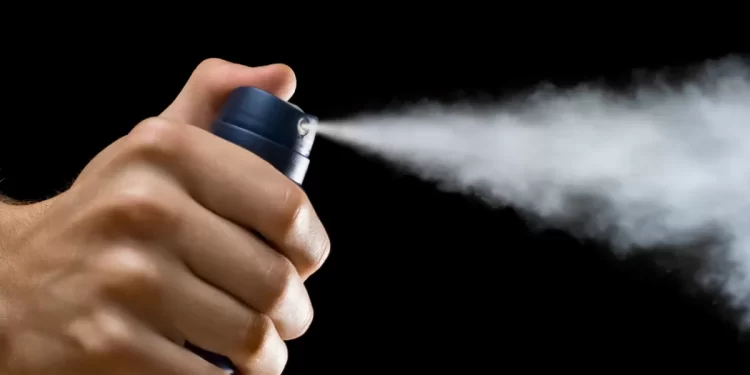 Menino de 12 anos sofre parada cardíaca após inalar desodorante em desafio popular nas redes sociais