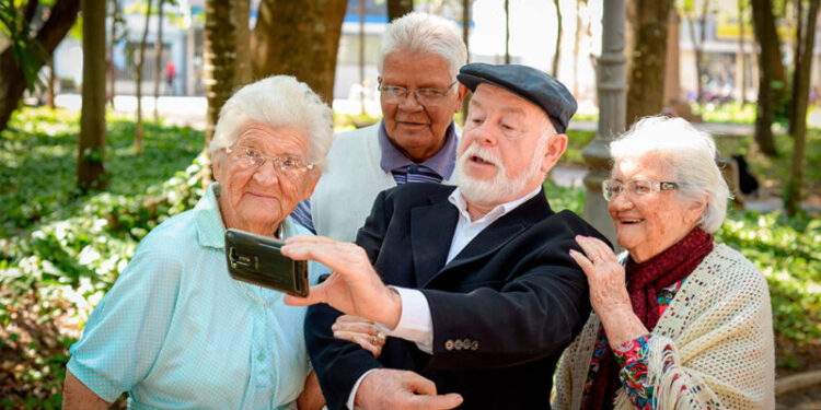 Minas Gerais cria lei para combater e proteger idosos de golpes financeiros