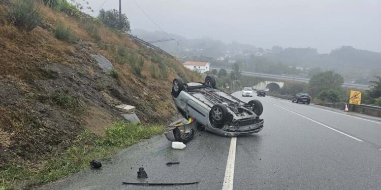 Homem de 60 anos fica ferido em capotamento de carro em Felgueiras