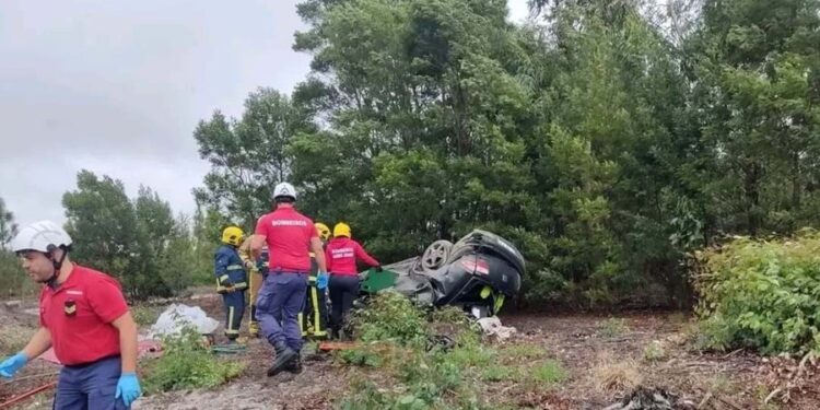 Carro perde o controle, capota por várias vezes  e mata homem de 31 anos na Marinha Grande
