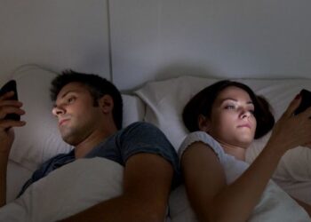 Dormindo com o inimigo: Pesquisa inédita revela que  96% dos brasileiros usam celular na cama