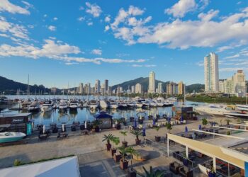 Conheça a cidade do Brasil onde várias famílias moram em “casas sofisticadas” sobre as águas