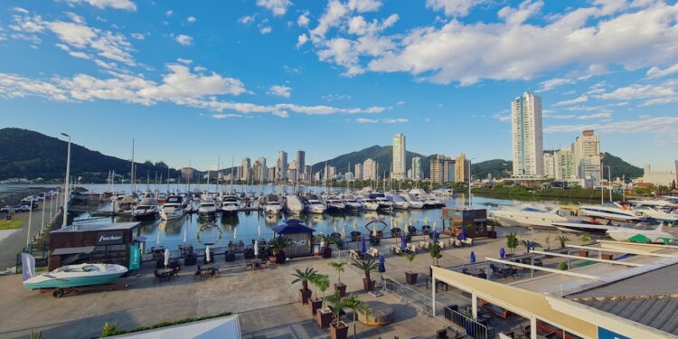 Conheça a cidade do Brasil onde várias famílias moram em “casas sofisticadas” sobre as águas