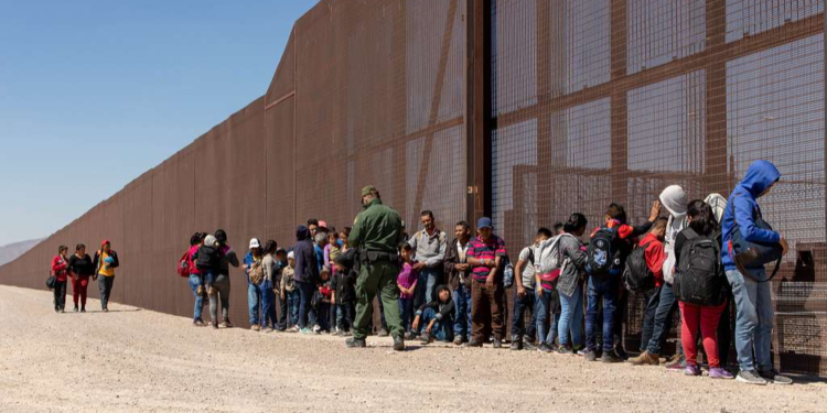 Polícia Federal procura homens que intermediou migração de brasileira morta na fronteira do México com os EUA