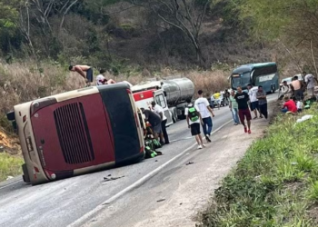 Ônibus com destino a Bahia tomba na BR-418 em Carlos Chagas MG