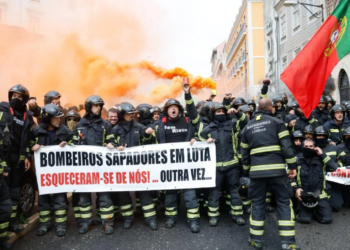Bombeiros Sapadores de Lisboa saem as ruas por melhores salários. Veja vídeo de confronto com polícia