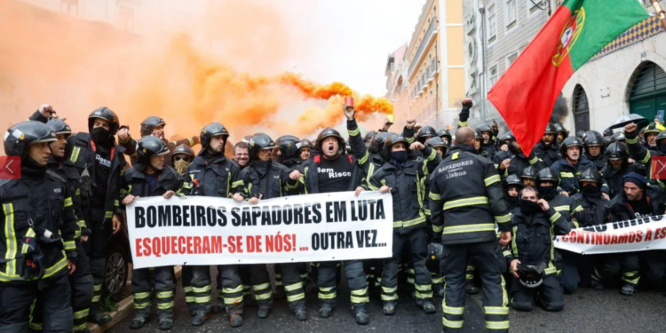 Bombeiros Sapadores de Lisboa saem as ruas por melhores salários. Veja vídeo de confronto com polícia