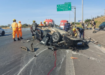 BH: Condutor perde controle de carro, bate em poste de energia e morre na MG-010