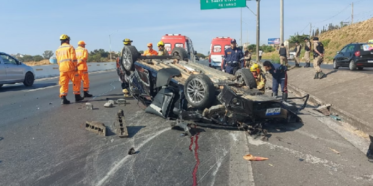 BH: Condutor perde controle de carro, bate em poste de energia e morre na MG-010