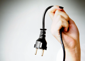 Portugal: Com faca na não mulher de 34 anos coloca marido de joelhos e tenta matar o homem com fio de energia