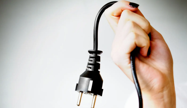 Portugal: Com faca na não mulher de 34 anos coloca marido de joelhos e tenta matar o homem com fio de energia