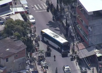 Criminosos sequestram 7 ônibus para fazer barricada no Rio de Janeiro; veja vídeo