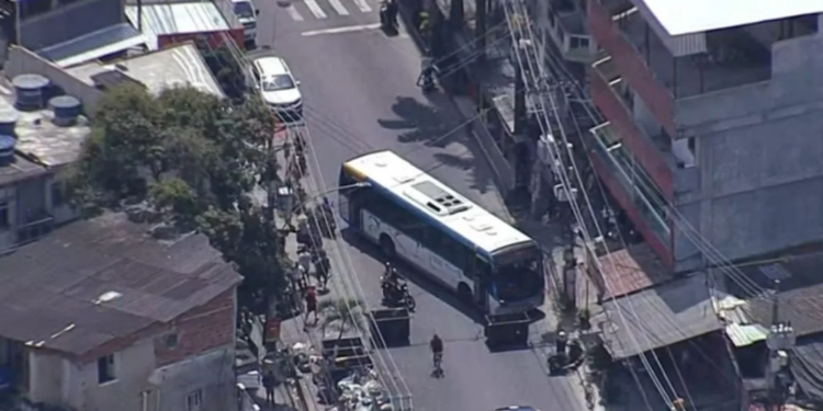 Criminosos sequestram 7 ônibus para fazer barricada no Rio de Janeiro; veja vídeo