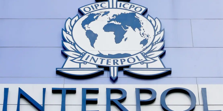 Homem de 43 com nome em lista da Interpol é detido no Porto por auxílio à emigração ilegal