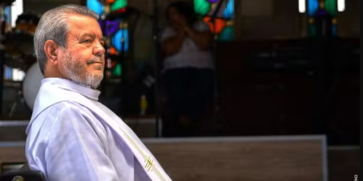 Padre de 77 anos é preso por abusar de cerca de 50 crianças em Minas Gerais