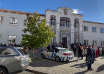 Homem de 50 anos invade Câmara Municipal de Torres Vedras e deixa quatro feridos