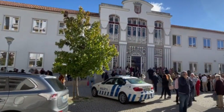 Homem de 50 anos invade Câmara Municipal de Torres Vedras e deixa quatro feridos