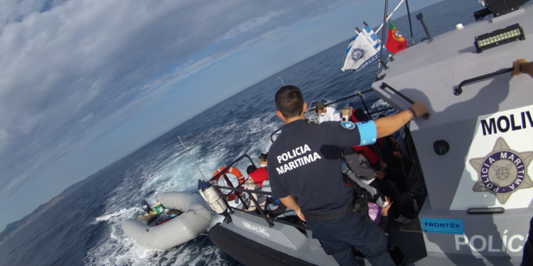 Polícia Marítima resgata 18 migrantes ao largo da ilha de Lesbos na Grécia