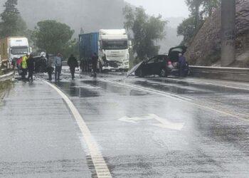 Colisão entre dois carros e uma carreta interdita trânsito no IC1 em Silves