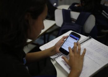 Brasil: Oito em cada 10 adultos defendem a proibição de celulares em escolas