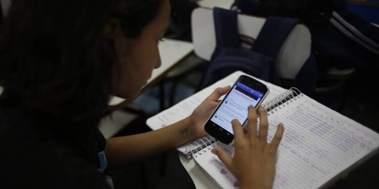 Brasil: Oito em cada 10 adultos defendem a proibição de celulares em escolas