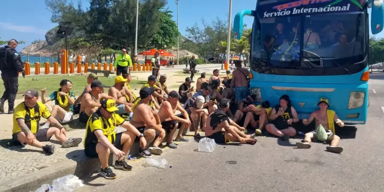 Mais de 200 torcedores do Peñarol são presos por confusão no Rio de Janeiro