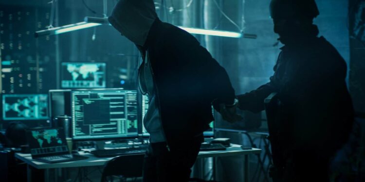 Hacker é preso em BH acusado de invadir sites e vender dados da PF, do FBI e da Airbus