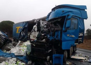 Portugal: Acidente entre duas carretas deixa dois feridos no IC1 em Santiago do Cacém (Veja fotos)