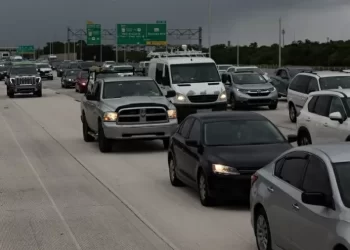 Furacão Milton causa pânico na Flórida e moradores congestionam estradas tentando fugir da ventania que chega a 280 km/ h