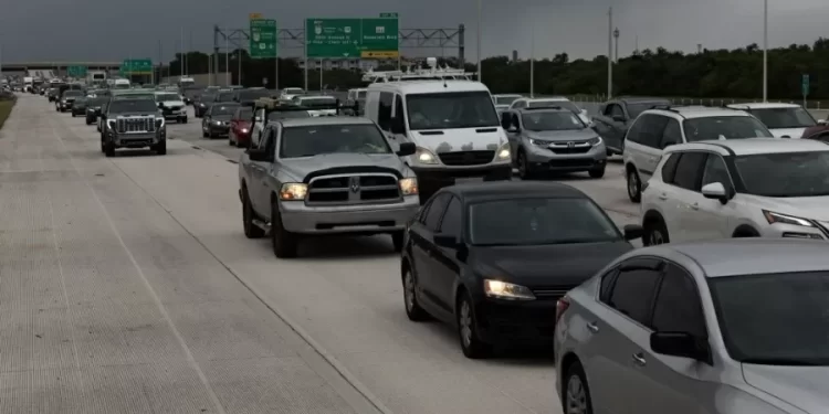 Furacão Milton causa pânico na Flórida e moradores congestionam estradas tentando fugir da ventania que chega a 280 km/ h