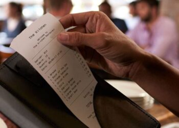 Amigos saem de “fininho” de restaurante e mulher se recusa a pagar conta de 200 Reais