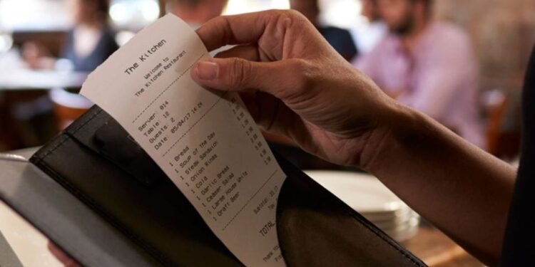 Amigos saem de “fininho” de restaurante e mulher se recusa a pagar conta de 200 Reais