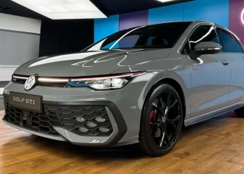 Golf GTI volta ao Brasil em 2025 com motor 2.0 turbo e design esportivo