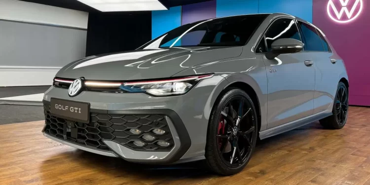 Golf GTI volta ao Brasil em 2025 com motor 2.0 turbo e design esportivo