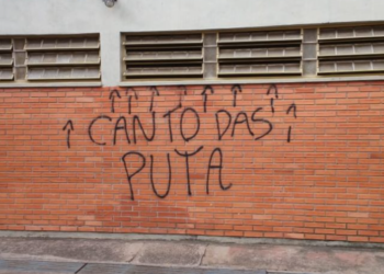 “Puta, cadela e vagabunda” Justiça condena empresa a pagar R$ 10 mil a mulher que tem nome pichado na parede de banheiro masculino