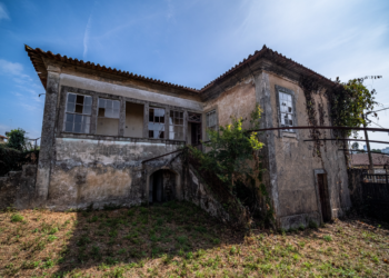 Portugal tem mais de 750 mil casas vazias e abandonadas. “Caindo aos pedaços” Por quê ninguém faz nada?