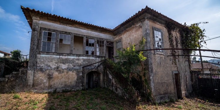 Portugal tem mais de 750 mil casas vazias e abandonadas. “Caindo aos pedaços” Por quê ninguém faz nada?