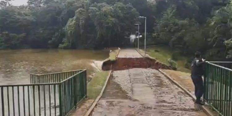 Temporal alaga ruas e causa destruição em Belo Horizonte