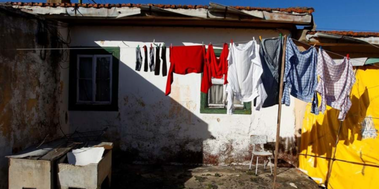 Péssimas condições habitacionais comprometem envelhecimento saudável no Porto e aumenta nível de solidão dos idosos