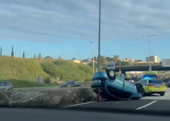 Carro perde o controle capota no IC16 e deixa uma pessoa ferida na Amadora