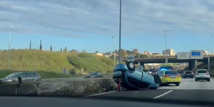Carro perde o controle capota no IC16 e deixa uma pessoa ferida na Amadora