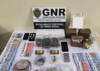 GNR detém casal de 19 e 27 anos por tráfico drogas em Torres Vedras e Lourinhã.  “Mais de 10 mil doses apreendidas; Cocaína, haxixe, ecstasy”