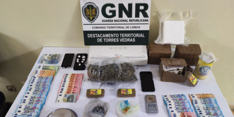 GNR detém casal de 19 e 27 anos por tráfico drogas em Torres Vedras e Lourinhã.  “Mais de 10 mil doses apreendidas; Cocaína, haxixe, ecstasy”