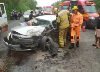 Batida de frente entre carro de passeio e caminhonete na BR 381 mobiliza resgate em Coronel Fabriciano em MG