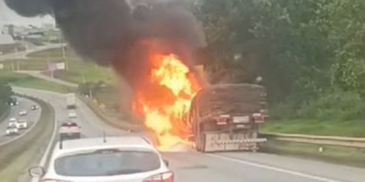 Carreta pega fogo e interdita trecho da BR-381, em Minas Gerais