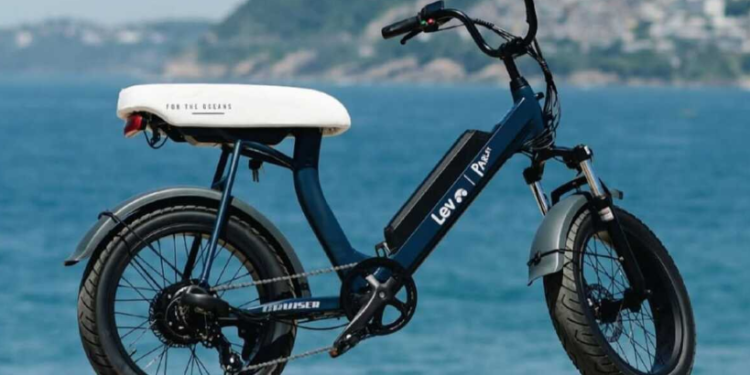 Bicicleta elétrica feita com fibra de abacaxi e plástico reciclado é lançada no Brasil