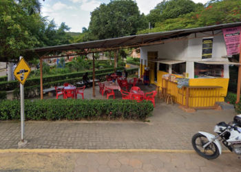 Trailer de lanches fixo é removido de praça pública para construção de parquinho com playground para crianças em Vai Volta MG