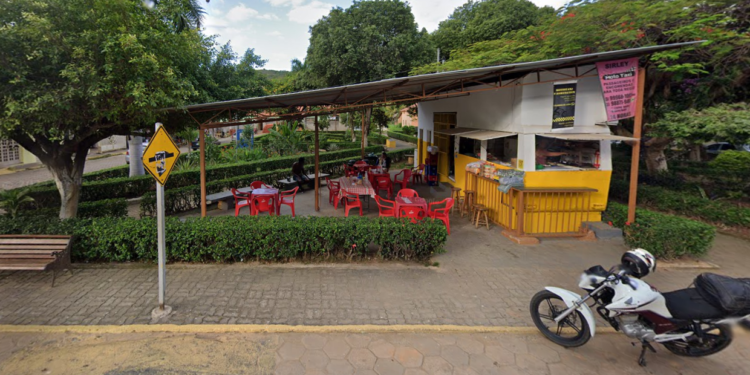 Trailer de lanches fixo é removido de praça pública para construção de parquinho com playground para crianças em Vai Volta MG